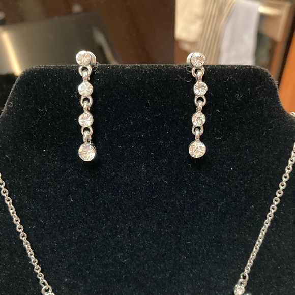 Aqua, Pink or Clear Teardrop necklace & 4 stone earrings set.  Silvertone metal. - Picture 8 of 9